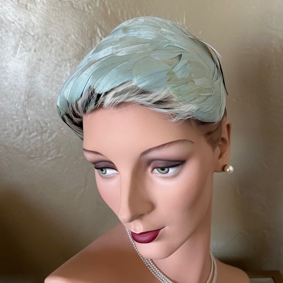 JOYFUL 1950\'s AQUA FEATHER COCKTAIL HAT. main image 10